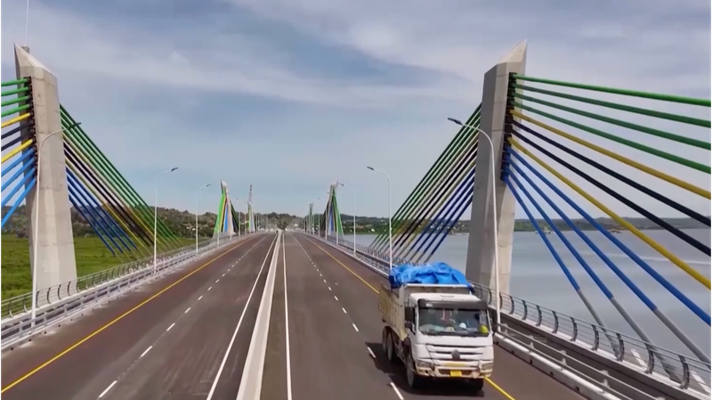 Cảng và Cầu do Trung Quốc Hỗ Trợ Tăng Tốc Thương Mại của Tanzania video poster