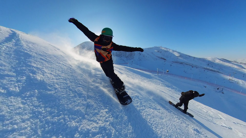 Các Khu Nghỉ Dưỡng Trượt Tuyết ở Tân Cương Tạo Bùng Nổ Mùa Đông 200 Tỷ Nhân Dân Tệ video poster