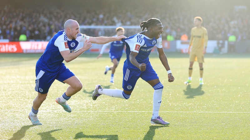Macclesfield hạng sáu gây chấn động FA Cup trước Crystal Palace