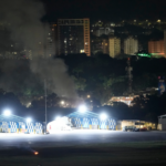 Khói bốc lên trên sân bay La Carlota ở Caracas sau các vụ nổ video poster