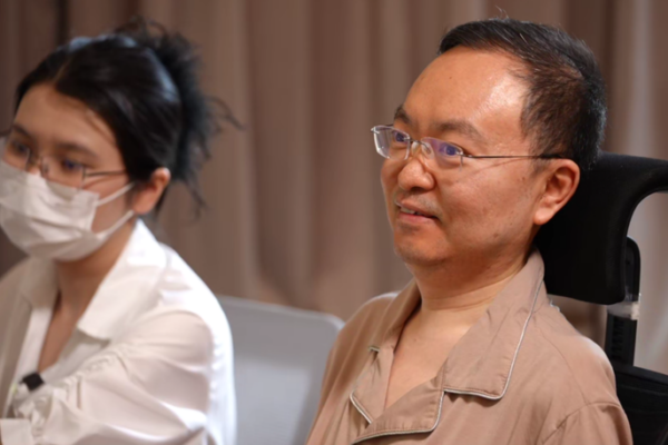 Thư Chúc Năm Mới Của Người Vận Động Cho ALS Cai Lei: Cập Nhật Tình Trạng Sức Khỏe & Tiến Bộ Nghiên Cứu video poster