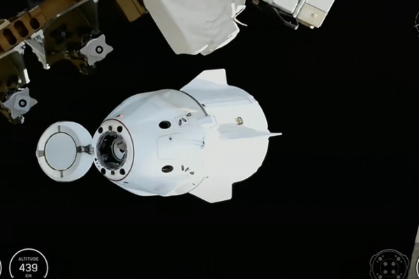 Các Phi Hành Gia Được Sơ Tán Khỏi ISS Trong Cuộc Trở Về Y Tế Đầu Tiên