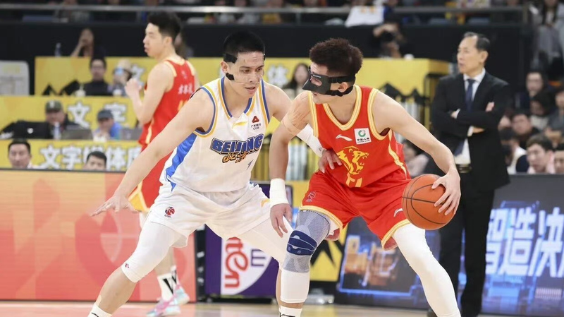 Guangsha Lions thắng sát nút Beijing Ducks 77-74 để đứng đầu bảng xếp hạng CBA