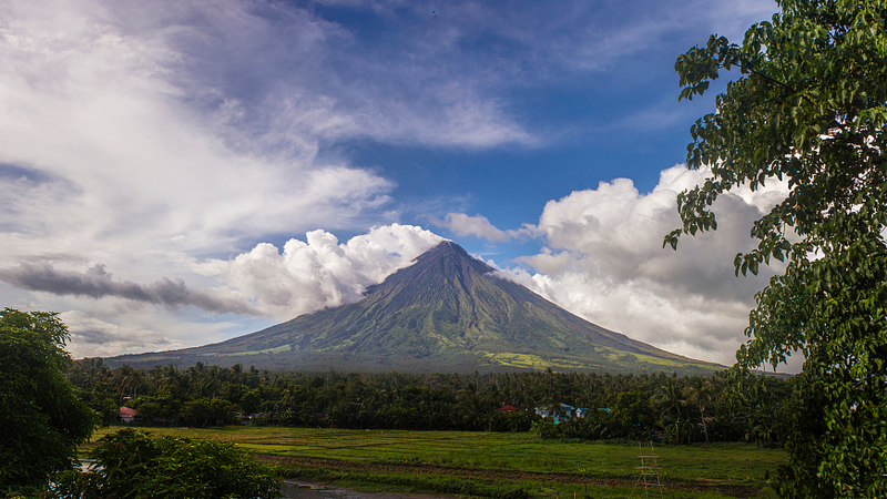 Philippines Nâng Cảnh Báo Núi Lửa Mayon lên Mức 2