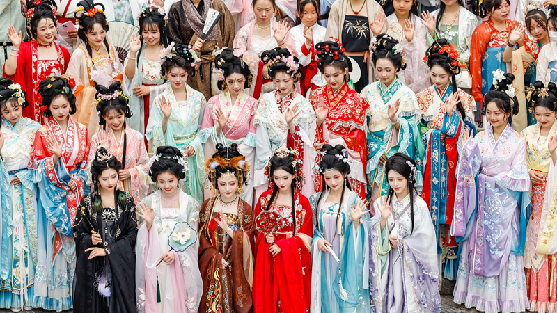 Phong Cách Trung Quốc: Thời Trang Kích Thích Sự Tự Tin Văn Hóa