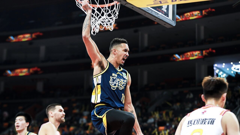 Đội Hổ Quảng Đông vượt qua Thâm Quyến 110-105 khi Thượng Hải chiến thắng áp đảo trước Thanh Đảo