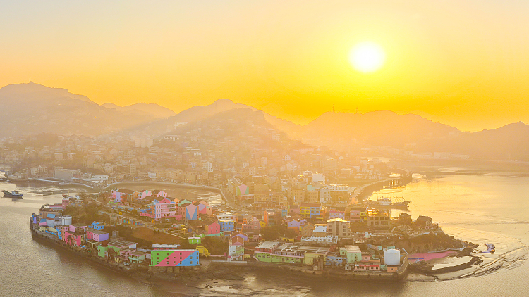 Bình minh ở Xiaoruo: Ngôi làng ven biển thức dậy trong ánh sáng mùa đông