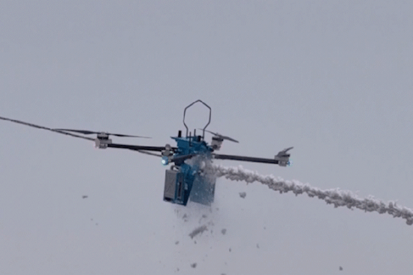 Robot Đối Mặt Bão Tuyết trên Đường Dây Điện Trung Quốc