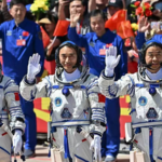 Phi hành đoàn Shenzhou-20 được trao huy chương dịch vụ không gian và danh hiệu 'Phi hành gia anh hùng'