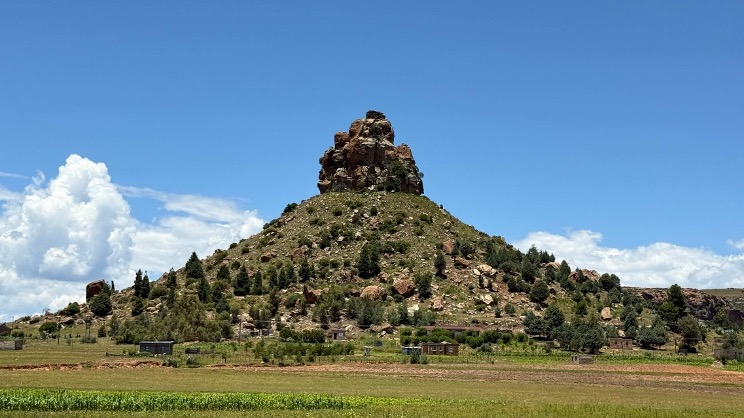 Châu Phi Qua Ảnh: Khám Phá Núi Qiloane Biểu Tượng của Lesotho